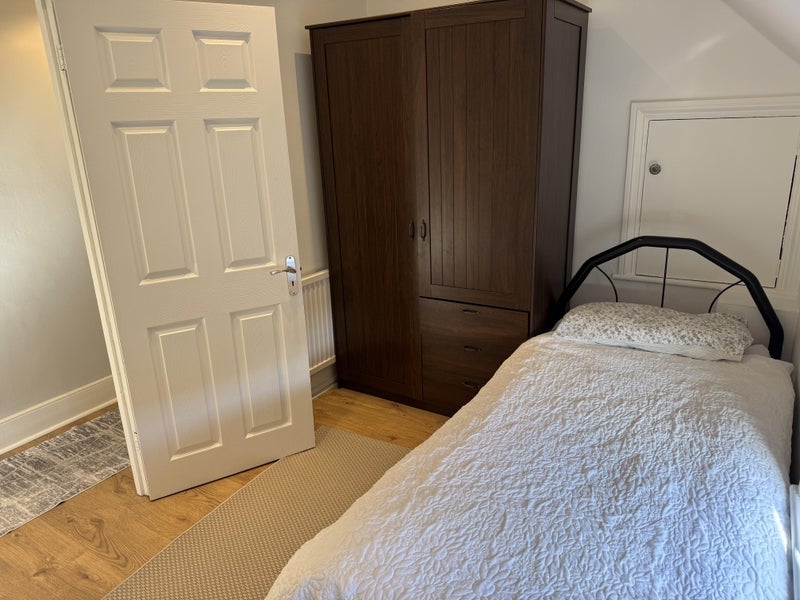 Room Upper Richmond Road West in Greater London