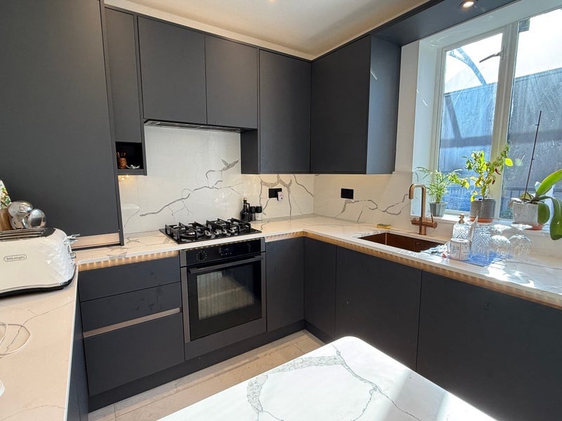 Room Upper Richmond Road West in Greater London