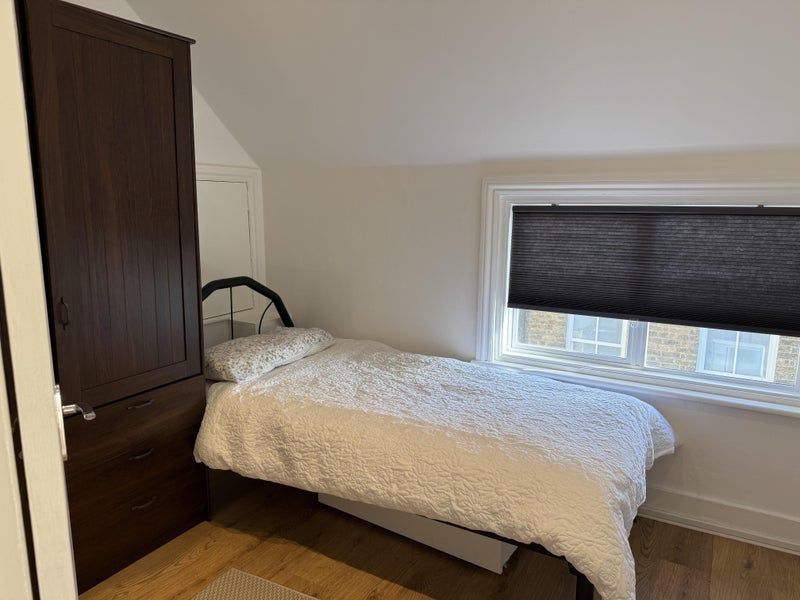 Room Upper Richmond Road West in Greater London