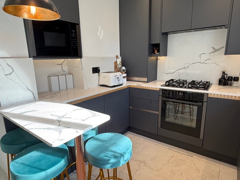 Room Upper Richmond Road West in Greater London