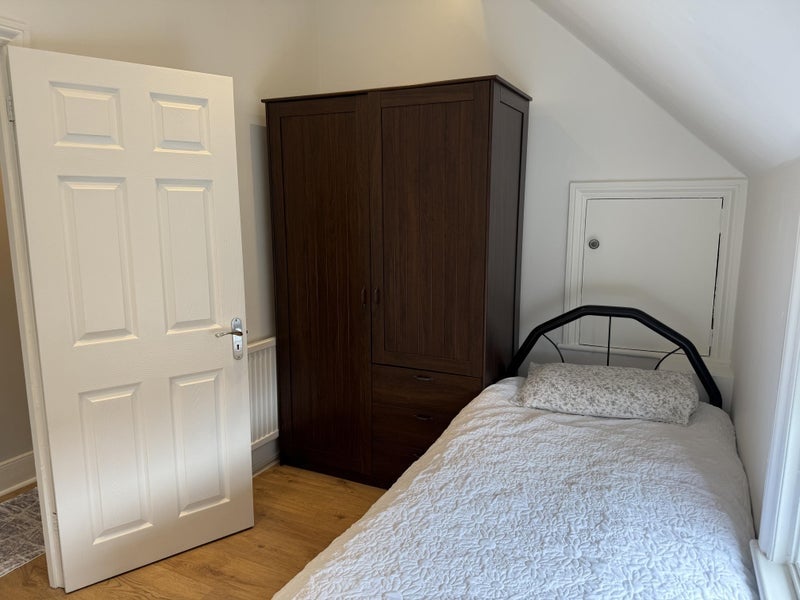 Room Upper Richmond Road West in Greater London