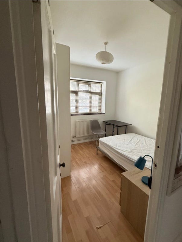 Flat Poynders Gardens in Greater London
