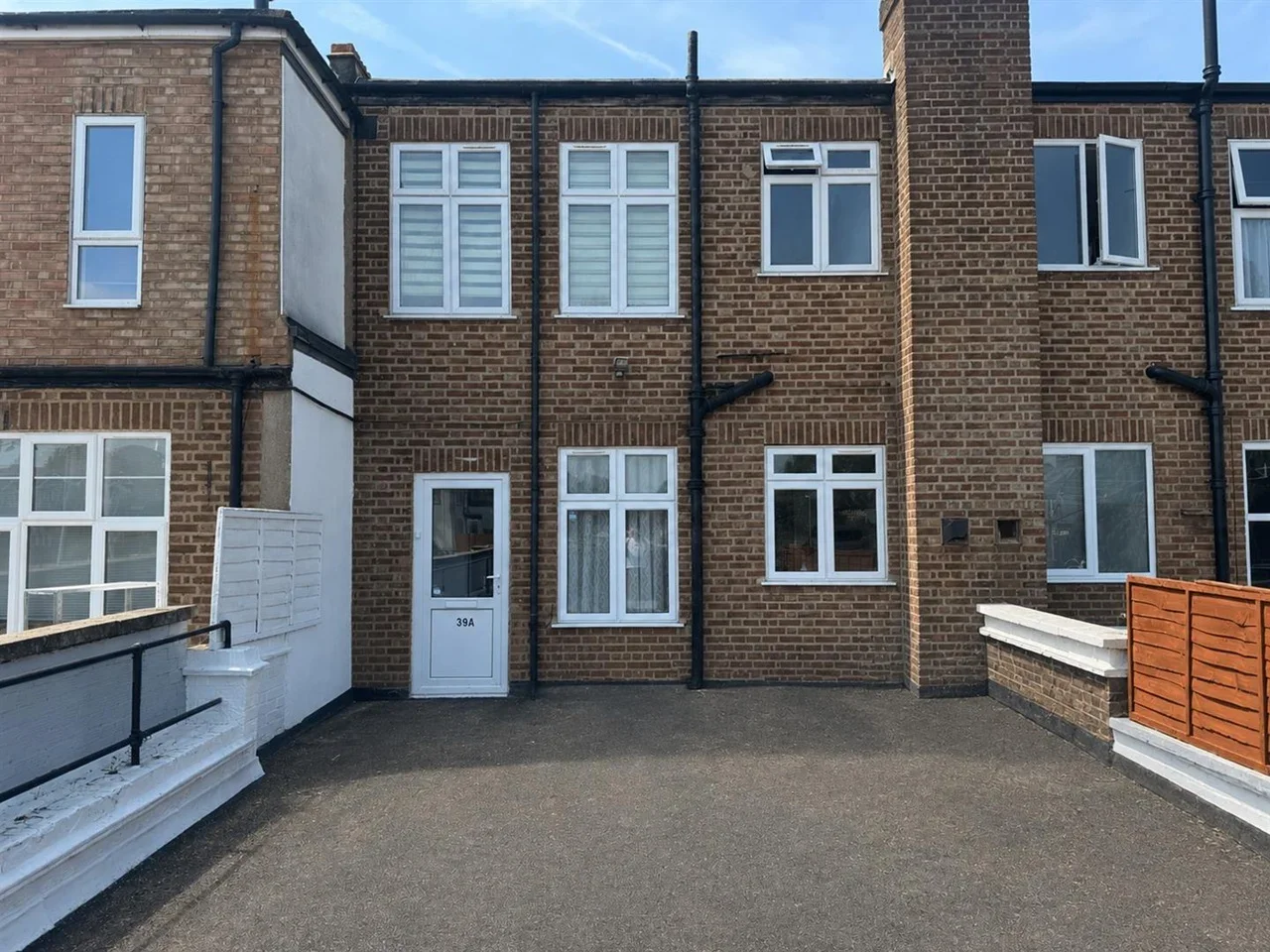 Flat Victoria Road in Greater London