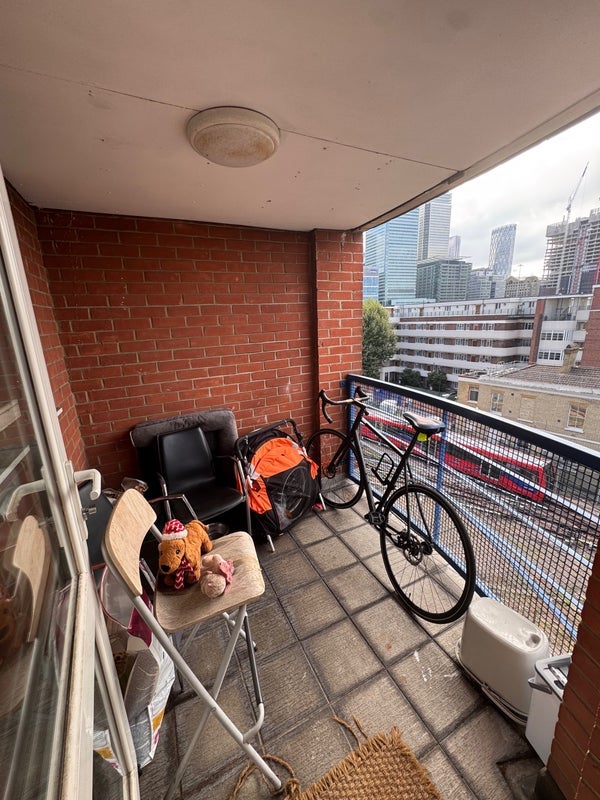 Room Poplar High Street in Greater London