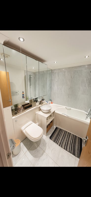 Room Poplar High Street in Greater London