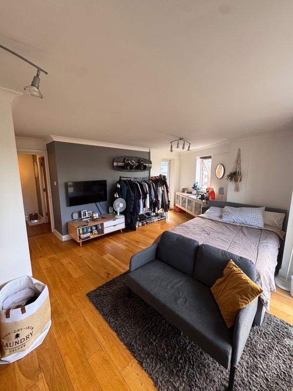 Room Poplar High Street in Greater London
