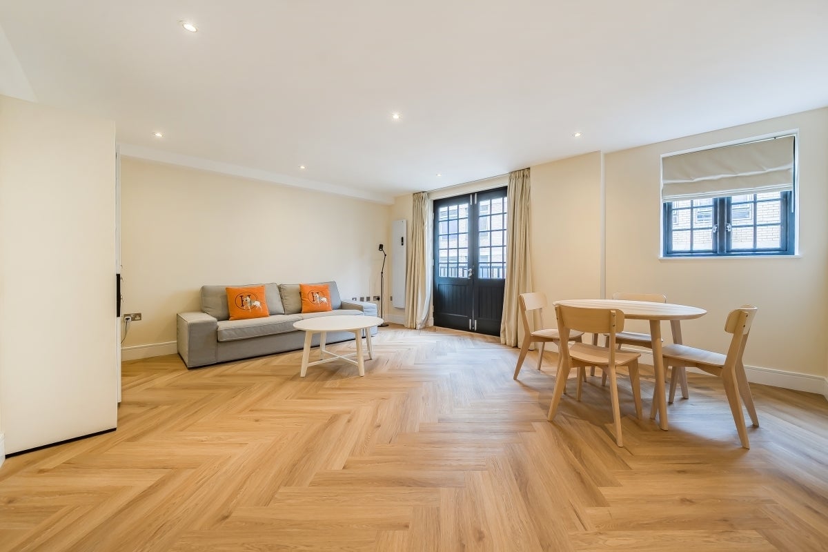 Flat Cayenne Court in Greater London