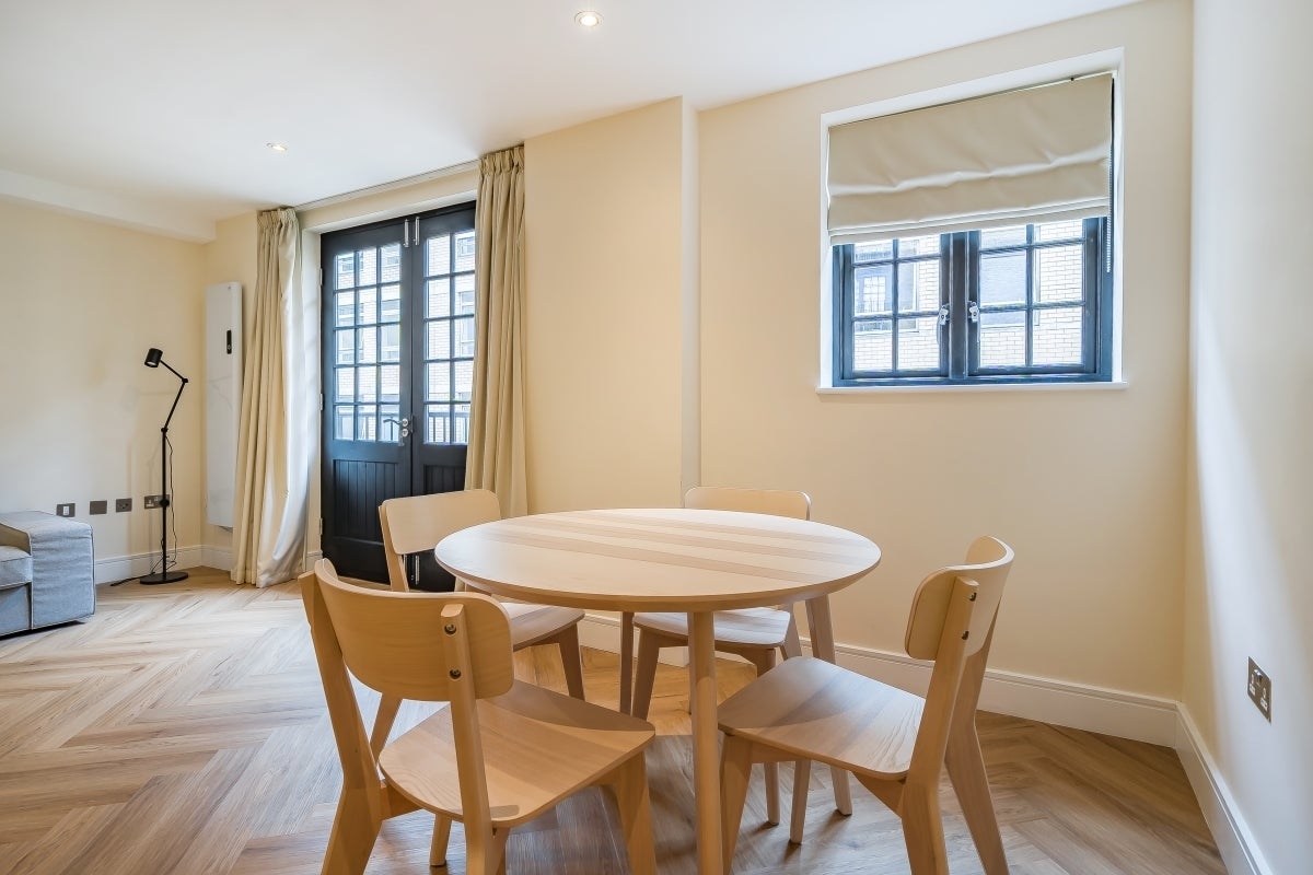 Flat Cayenne Court in Greater London