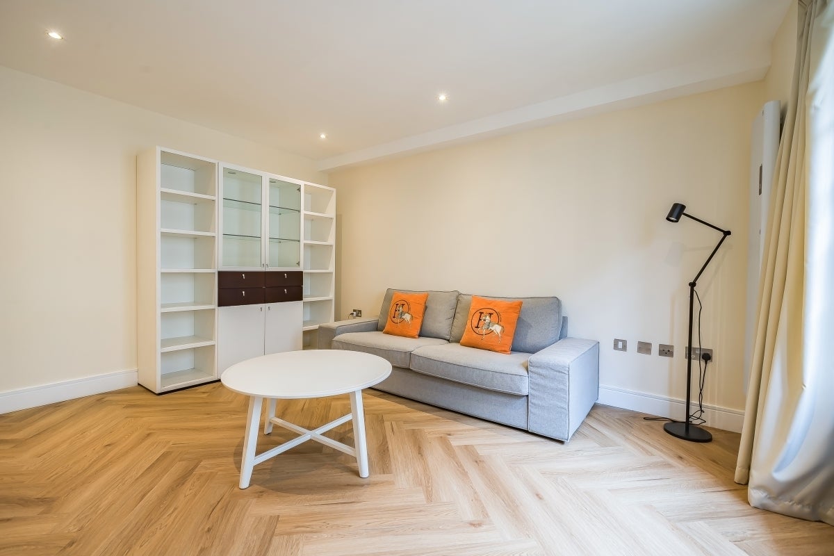 Flat Cayenne Court in Greater London