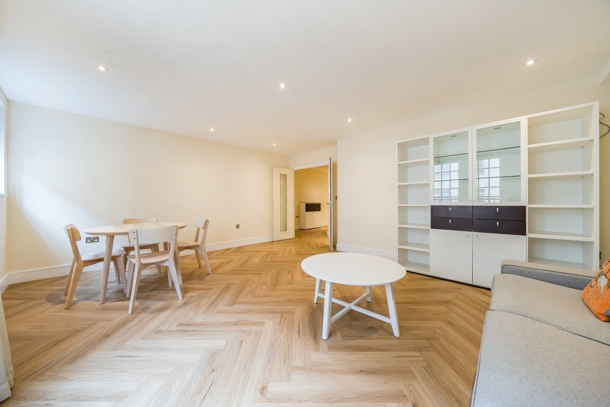 Flat Cayenne Court in Greater London