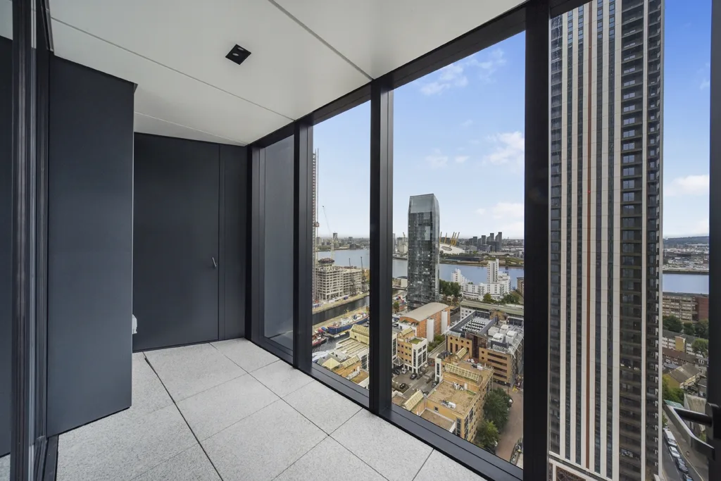 Flat Bradfield Road in Greater London