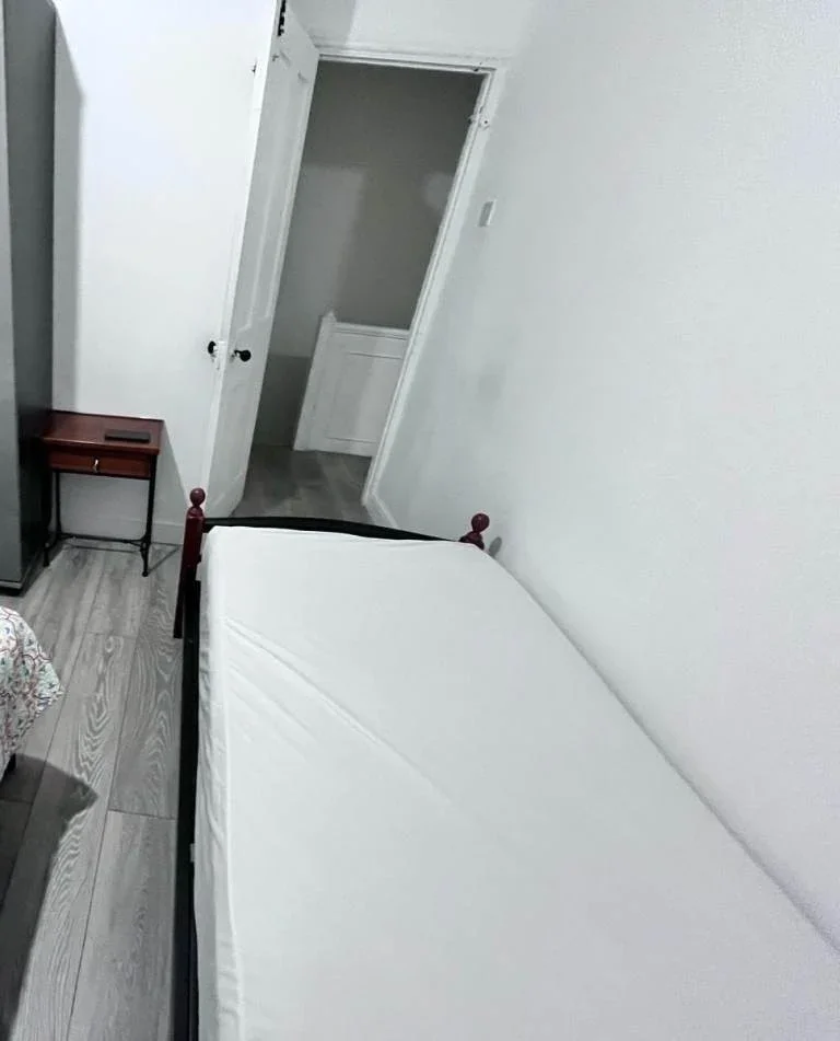Room Oaklands Park Avenue in Greater London
