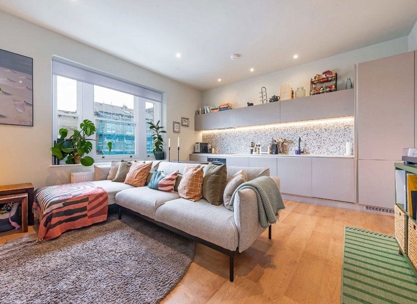 Flat Kynaston Avenue in Greater London