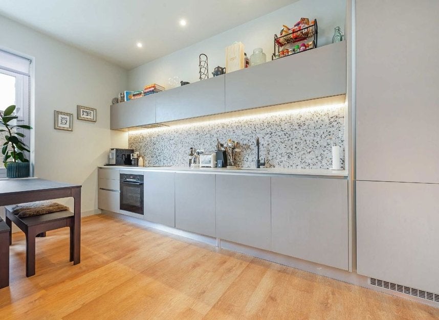 Flat Kynaston Avenue in Greater London