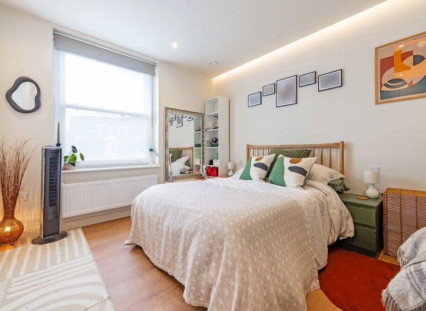 Flat Kynaston Avenue in Greater London