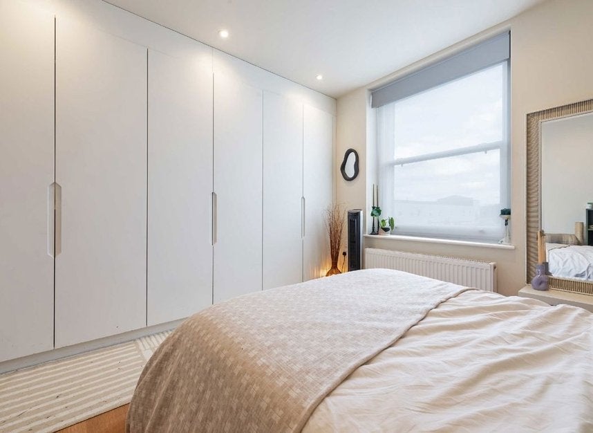 Flat Kynaston Avenue in Greater London