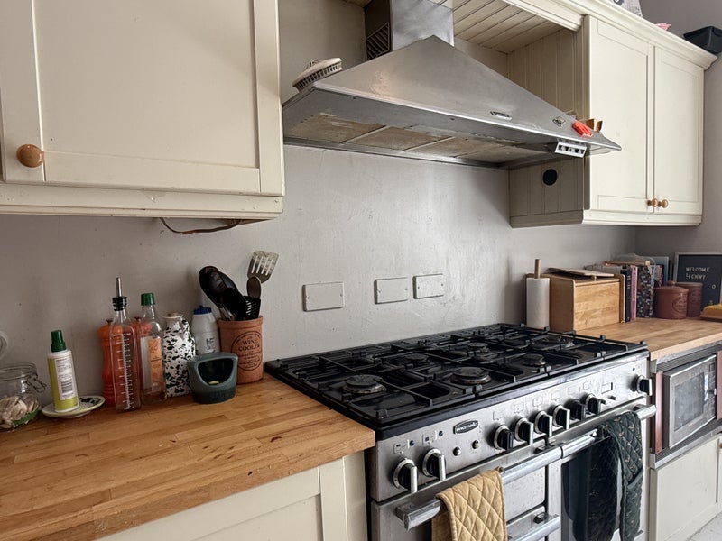 Room Dorset Road in Greater London