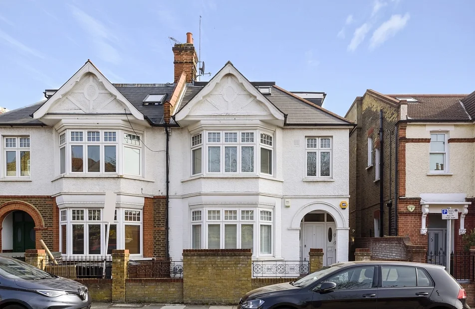 Flat Home Park Road in Greater London
