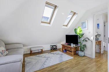 Flat Home Park Road in Greater London