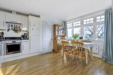 Flat Home Park Road in Greater London