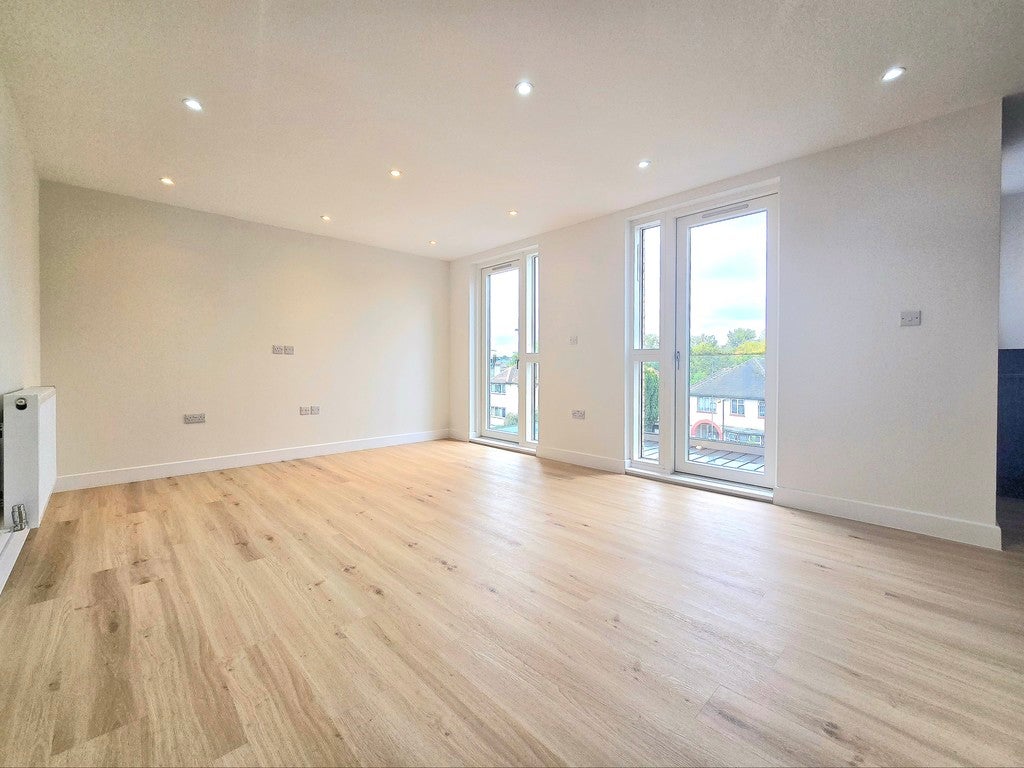 Flat Norbury Avenue in Greater London