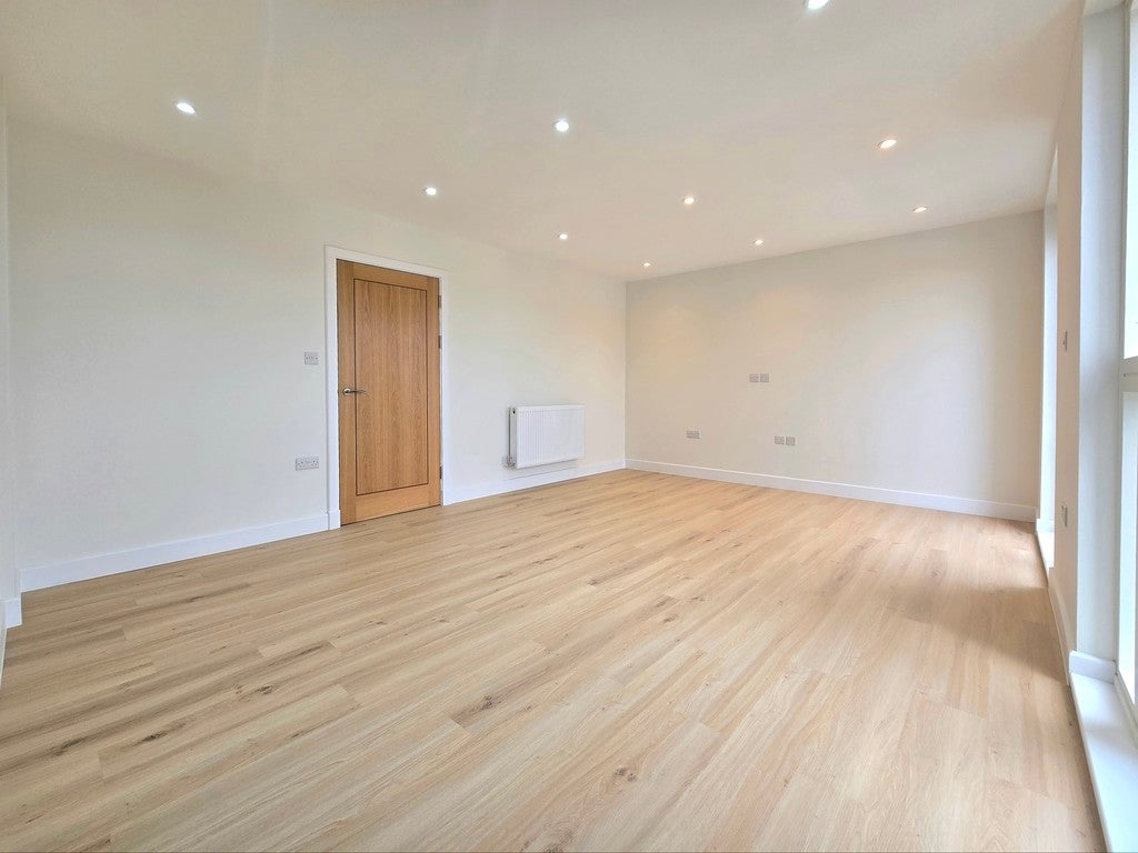 Flat Norbury Avenue in Greater London