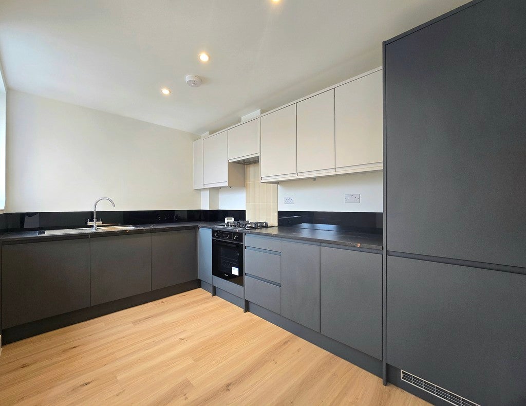 Flat Norbury Avenue in Greater London