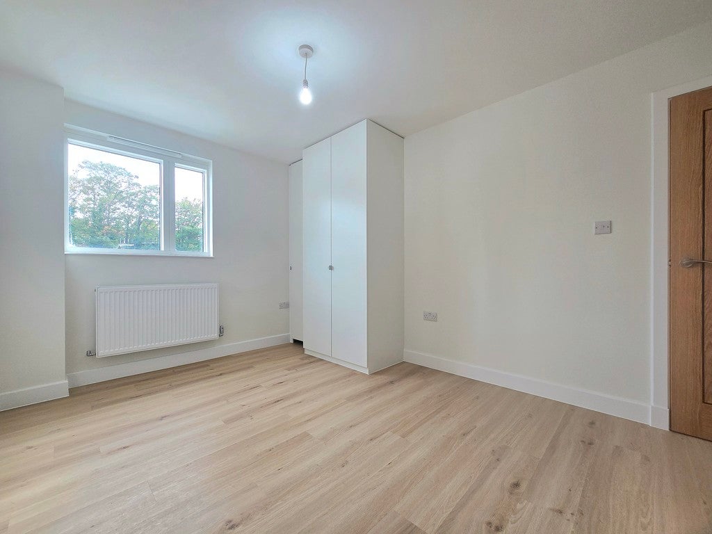 Flat Norbury Avenue in Greater London