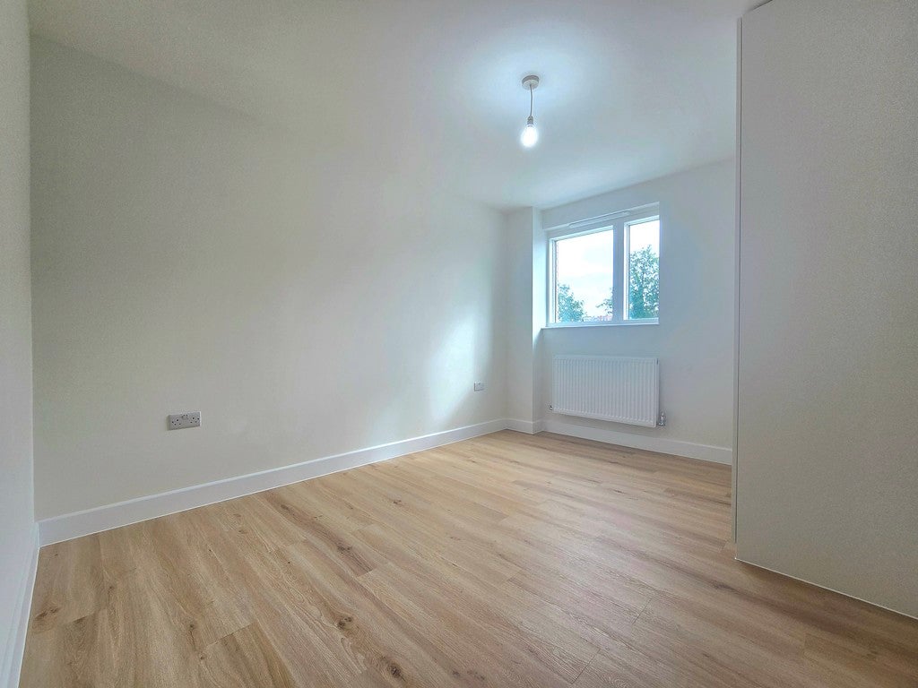 Flat Norbury Avenue in Greater London