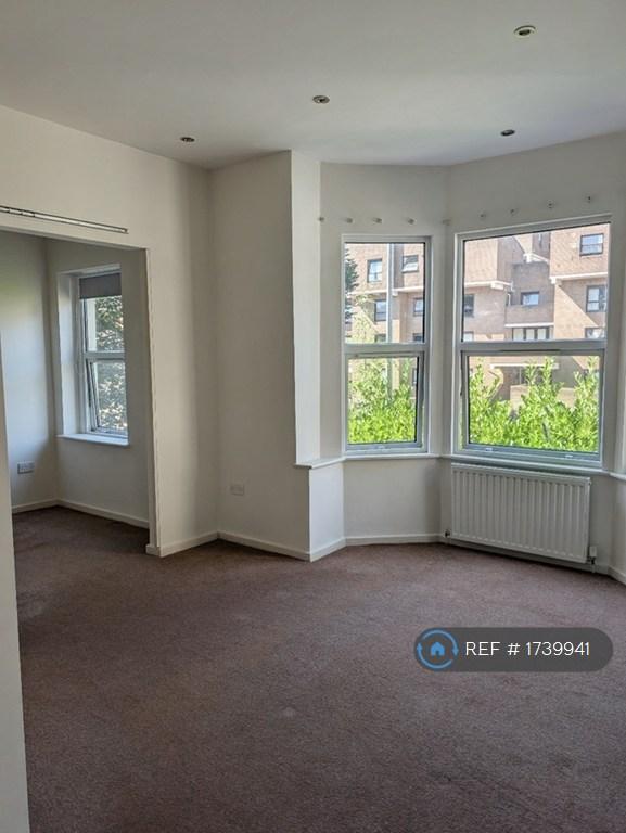 Flat Cowbridge Road East in Cardiff