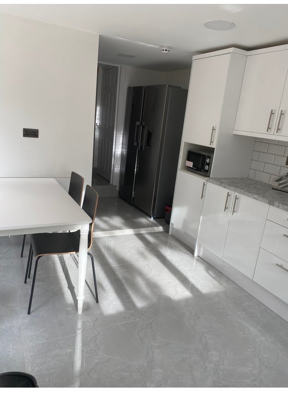 Room Warwick Road in Greater London