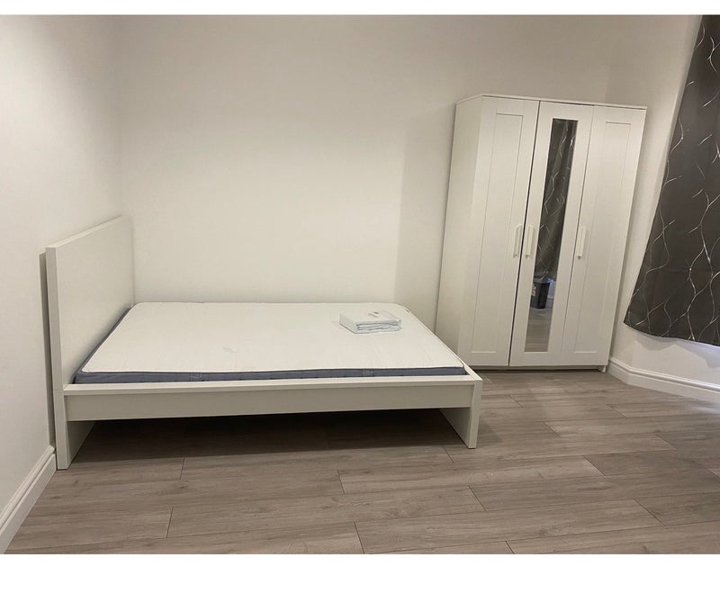 Room Warwick Road in Greater London