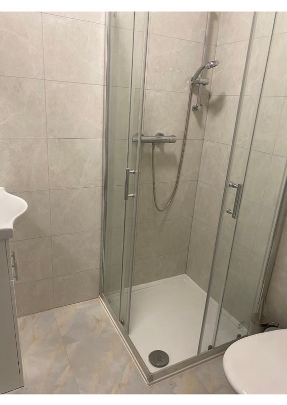 Room Warwick Road in Greater London