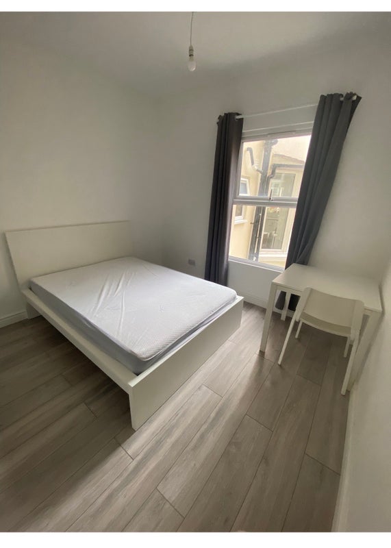 Room Warwick Road in Greater London