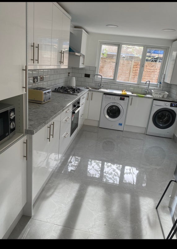 Room Warwick Road in Greater London
