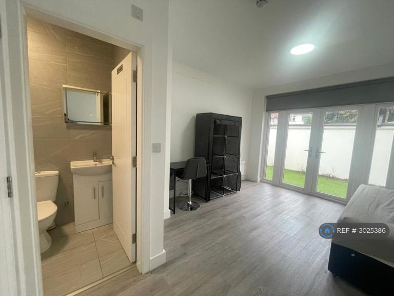 Room Greyhound Hill in Greater London