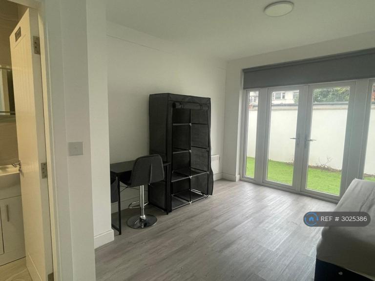 Room Greyhound Hill in Greater London