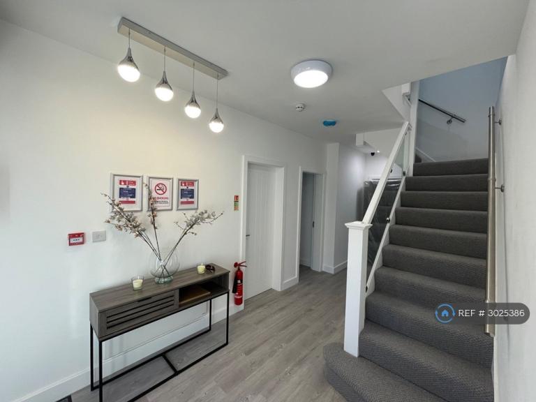 Room Greyhound Hill in Greater London