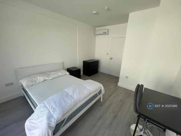 Room Greyhound Hill in Greater London