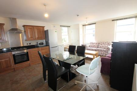 Room Powers Court in Royal Leamington Spa