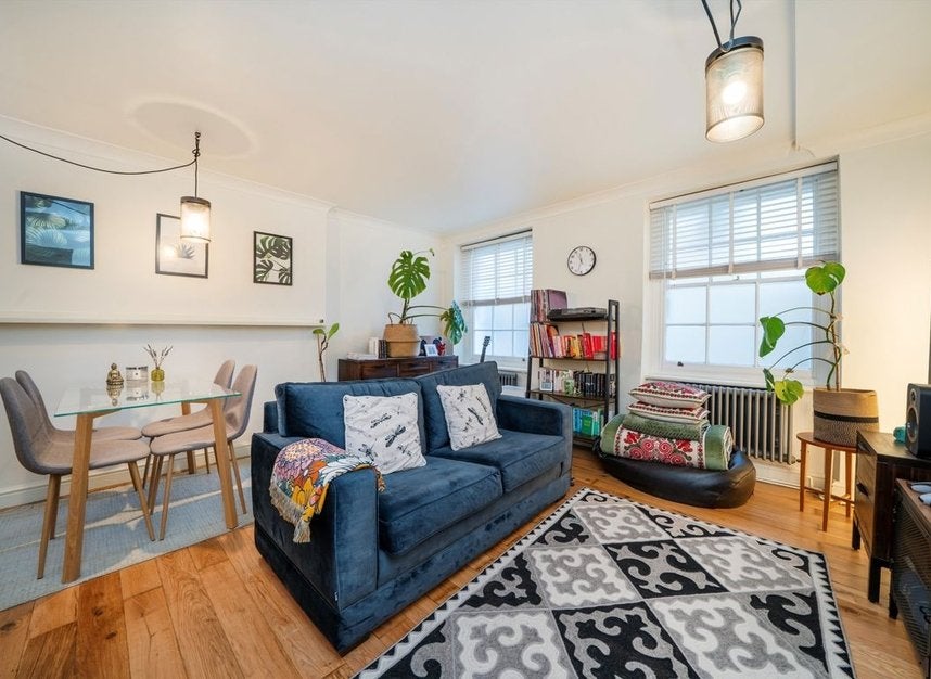Flat Hackney Road in Greater London