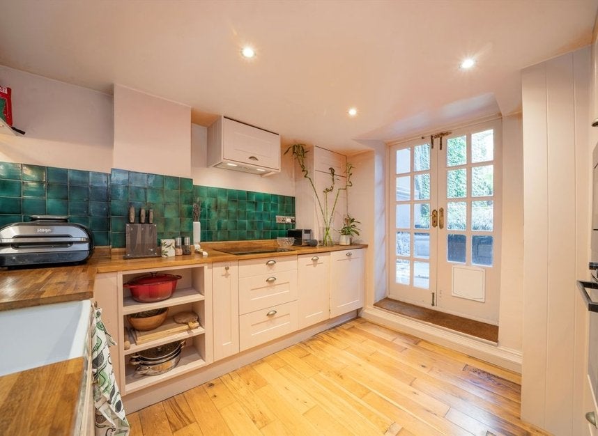 Flat Hackney Road in Greater London