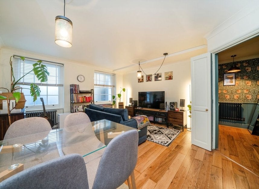 Flat Hackney Road in Greater London