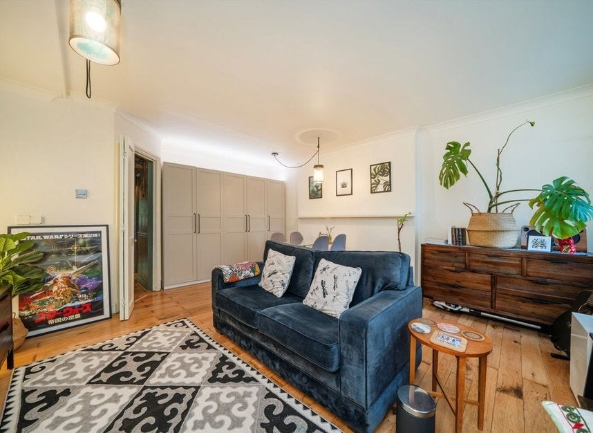 Flat Hackney Road in Greater London