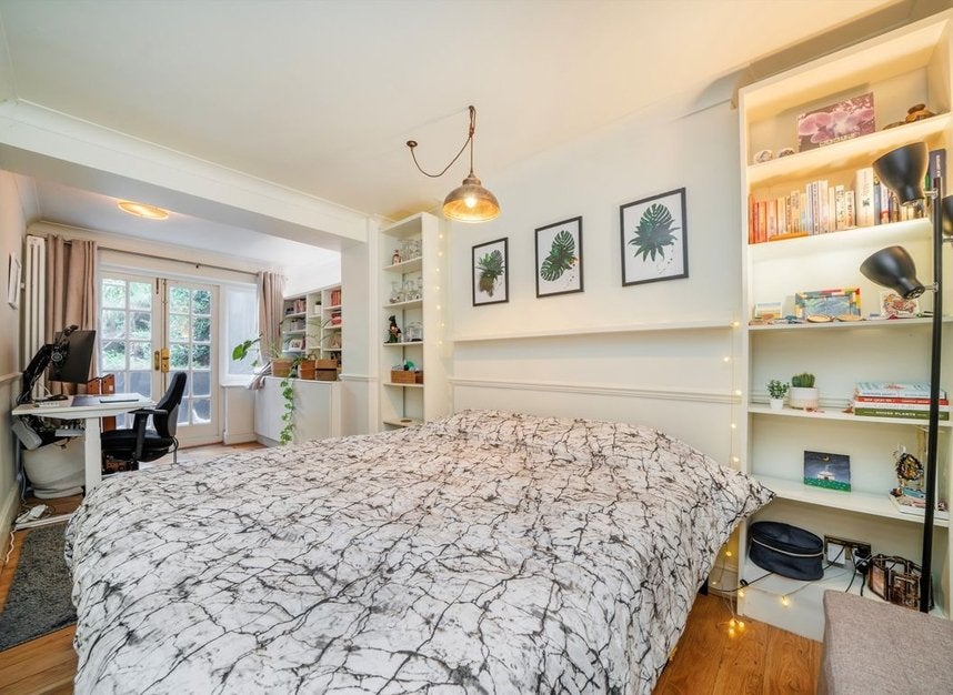 Flat Hackney Road in Greater London