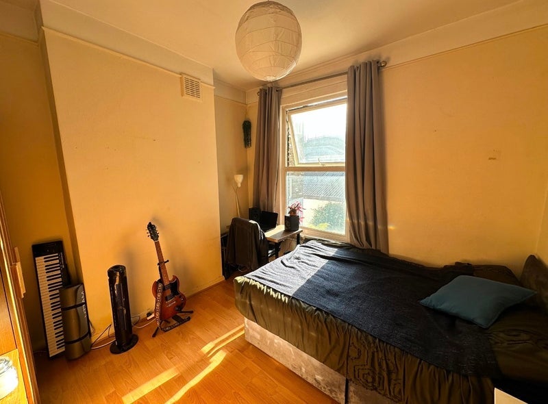 Room Queenstown Road in Greater London
