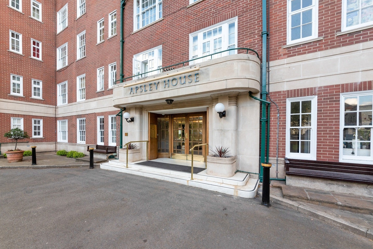 Flat Aspley House Driveway in City of Westminster