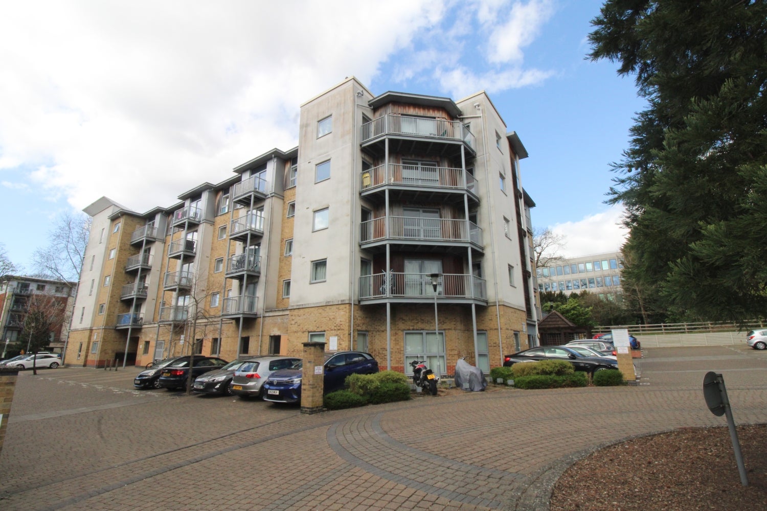 Flat Armstrong Mall in Rushmoor