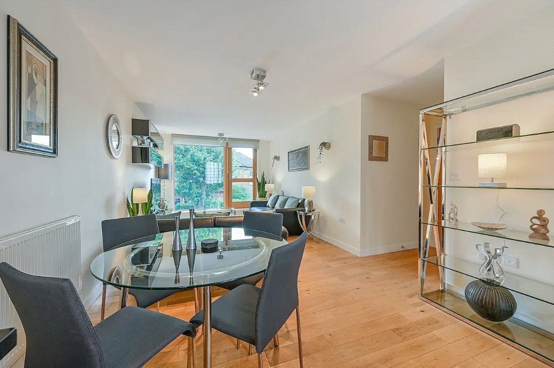 Flat Carver Close in Greater London