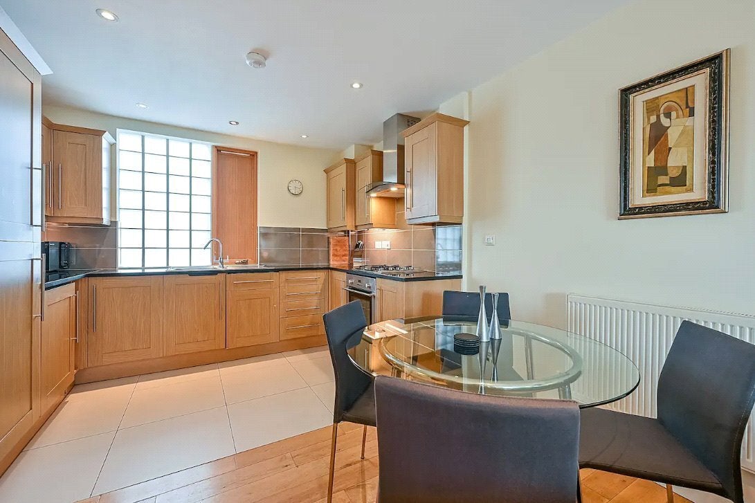 Flat Carver Close in Greater London